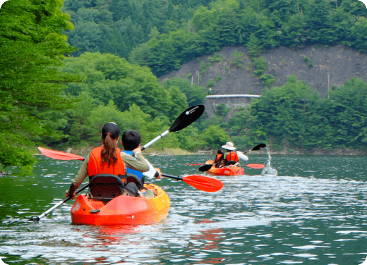 景勝地を水上散歩しながら、飲み水のルーツを知りに行くカヤックツアーのイメージ画像