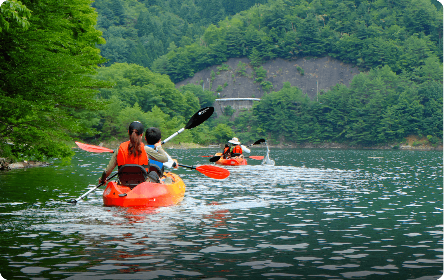 景勝地を水上散歩しながら、飲み水のルーツを知りに行くカヤックツアーのイメージ画像