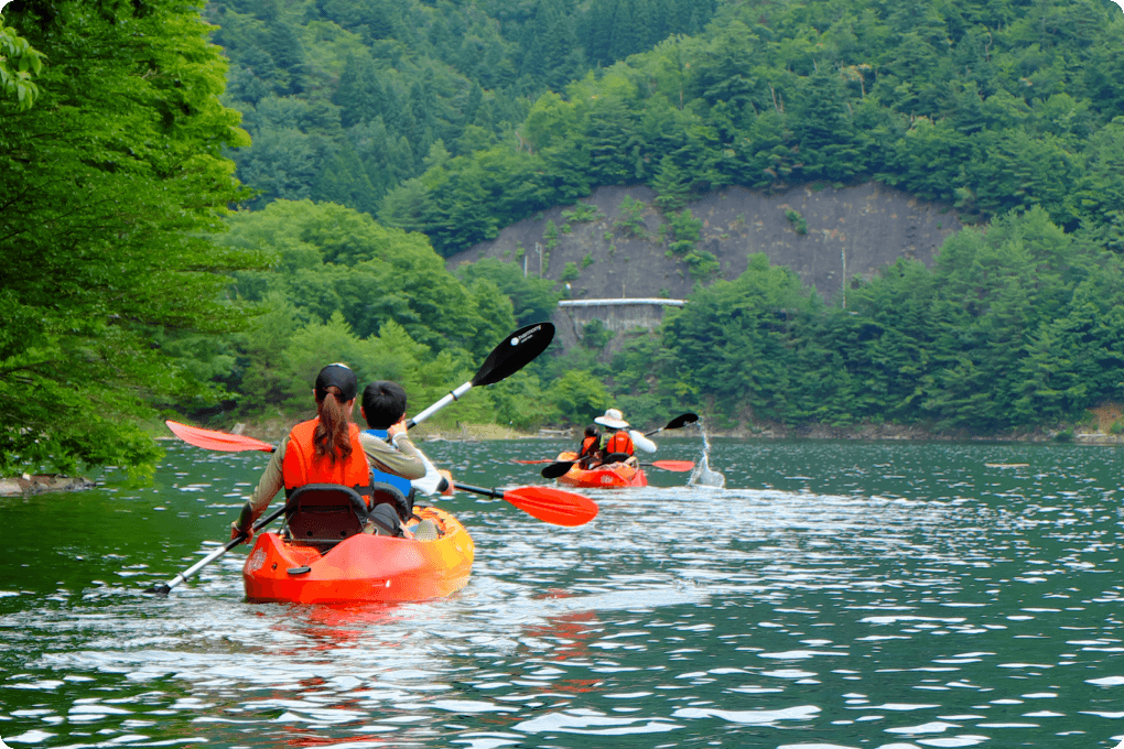 景勝地を水上散歩しながら、飲み水のルーツを知りに行くカヤックツアーのイメージ画像