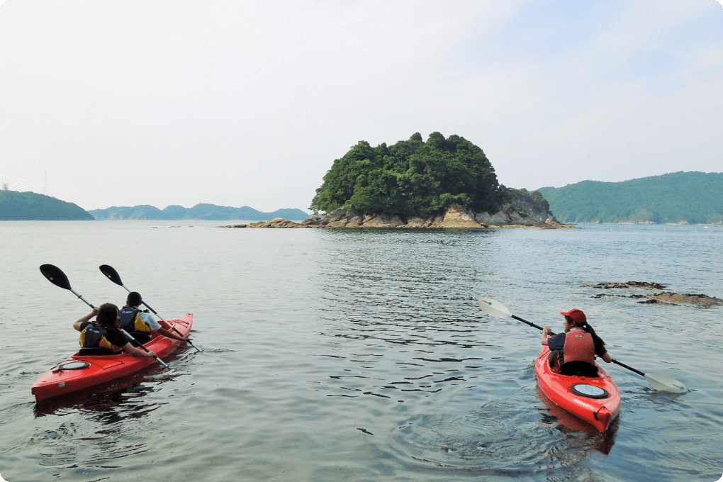 景勝地を水上散歩しながら、飲み水のルーツを知りに行くカヤックツアーのイメージ画像