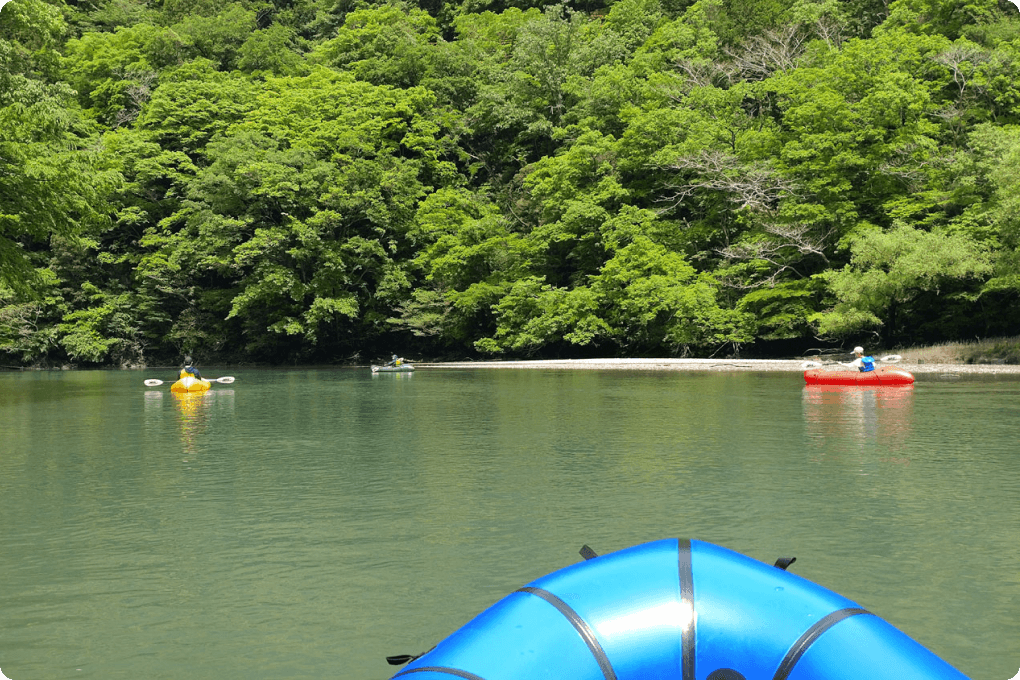 景勝地を水上散歩しながら、飲み水のルーツを知りに行くカヤックツアーのイメージ画像