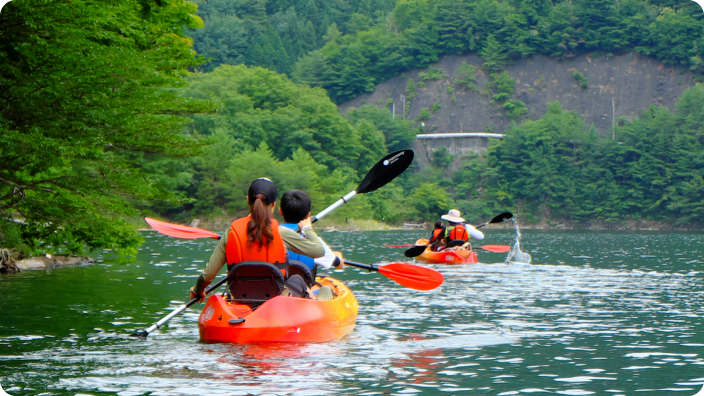 景勝地を水上散歩しながら、飲み水のルーツを知りに行くカヤックツアーのイメージ画像